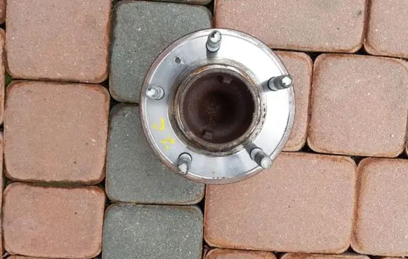 Opel Zafira C Rear wheel hub 13577407
