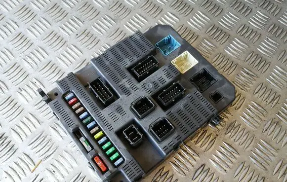 Peugeot 308 Fuse module 9663798180 BSI2004P0200