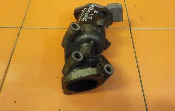 Land Rover Discovery 3 - LR3 EGR thermostat 4R8Q9D475B
