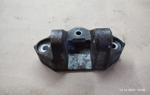 Engine mounting bracket