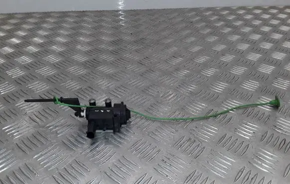 Fuel tank cap lock