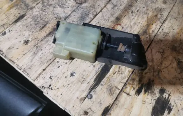 Fuel tank cap lock motor