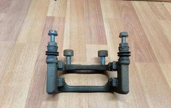 Renault Espace V (RFC) Brake caliper pad carrier rear 440016598R