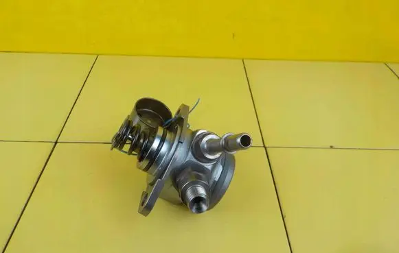 Opel Corsa E Fuel injection high pressure pump 2951000361