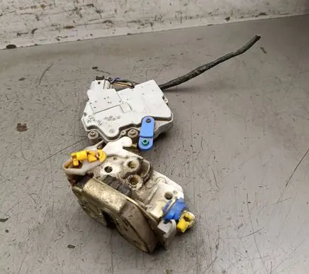 Nissan Terrano Front door lock 82308