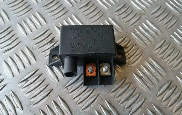 Mercedes-Benz E W211 Charging relay A0025426419 0332002167