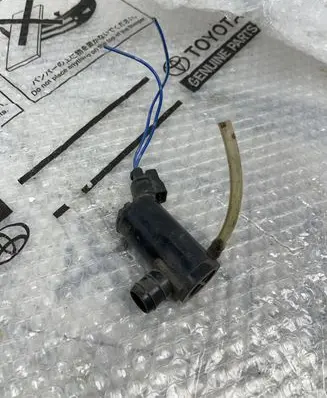 Toyota Auris 150 Windscreen/windshield washer pump 8533060140