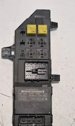 Opel Vectra C Fuse module 24443147 518777016
