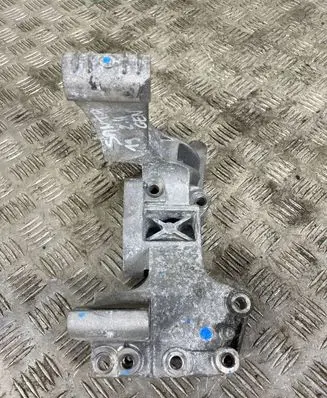Hyundai Santa Fe Generator/alternator bracket 