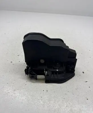 BMW 1 E81 E87 Front door lock 7167071