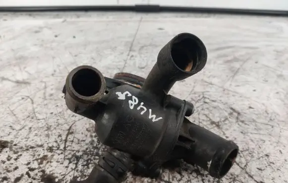 Volkswagen Jetta VI Thermostat/thermostat housing 03L121111R PA66GF30