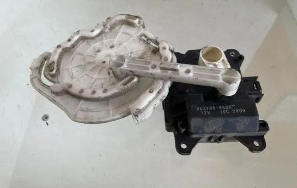 Toyota Avensis Verso Air flap motor/actuator 0637008600 10C2800