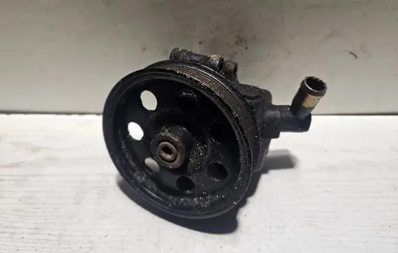 Ford Focus Power steering pump XS4E3A733AC