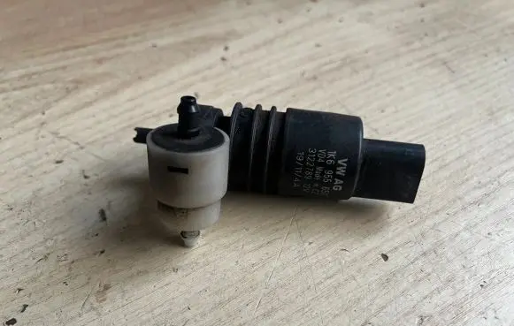 Volkswagen Golf VI Windscreen/windshield washer pump 1K6959651