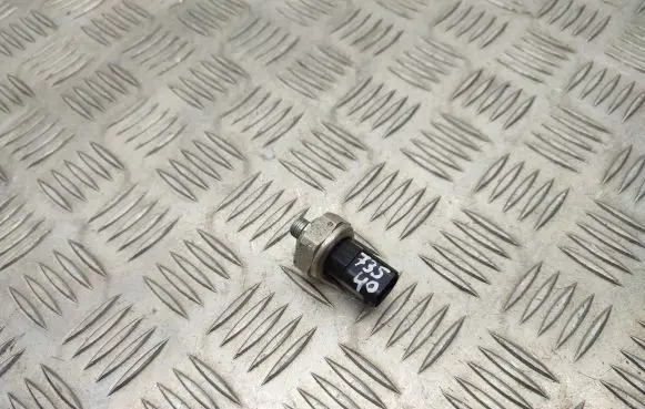 Mercedes-Benz A W176 Air conditioning (A/C) pressure sensor 2110000283