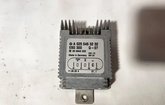Mercedes-Benz E W210 Air suspension control unit module (rear) A0255453232
