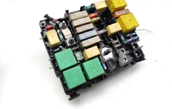 Peugeot 208 I Fuse module 42440402
