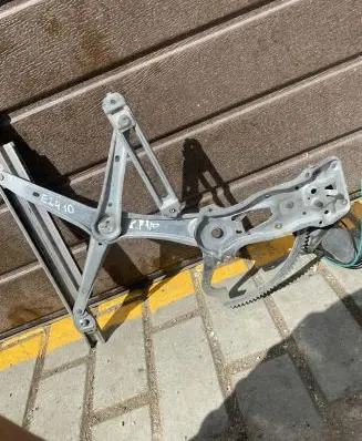 Mercedes-Benz E W210 Front door electric window regulator 0130821670 E2410