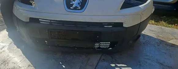 Front bumper mounting bracket