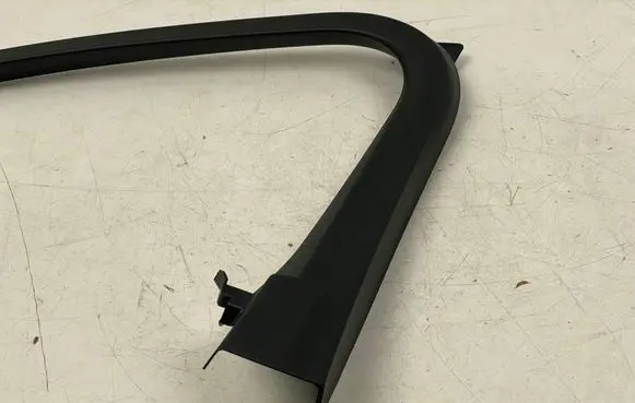 Volvo XC40 Front door glass trim molding 31455062