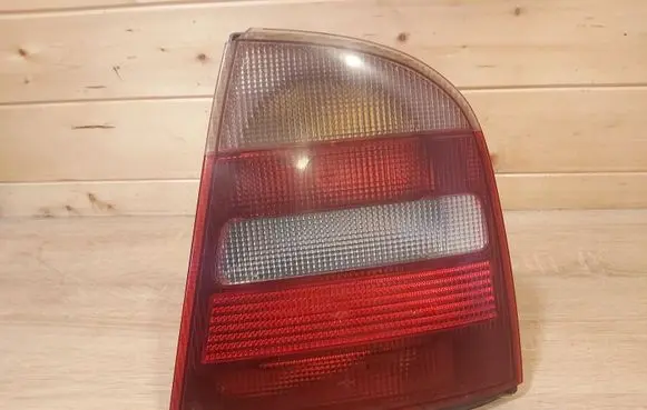 Skoda Octavia Mk1 (1U) Rear/tail lights 1U695112