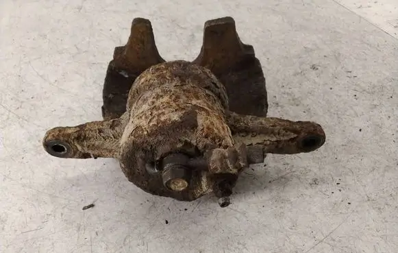 Toyota Avensis T250 Front brake caliper 