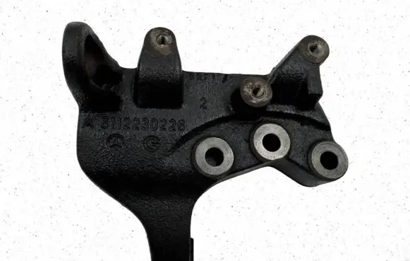 Mercedes-Benz Vito Viano W638 Engine mounting bracket A6112230226