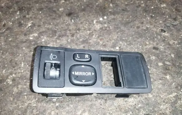Toyota Corolla Verso E121 Wing mirror switch 183574