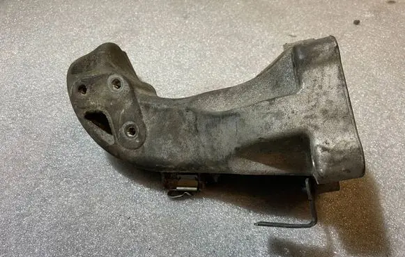 Mercedes-Benz E W211 Engine mounting bracket a6422230804 6422230804