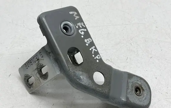 Renault Megane III Fender mounting bracket 6418103D