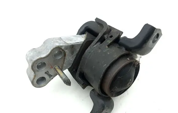 Toyota RAV 4 (XA40) Engine mount bracket