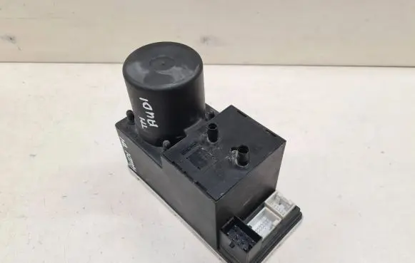 Audi A4 S4 B5 8D Central locking vacuum pump 8L0862257E 200897