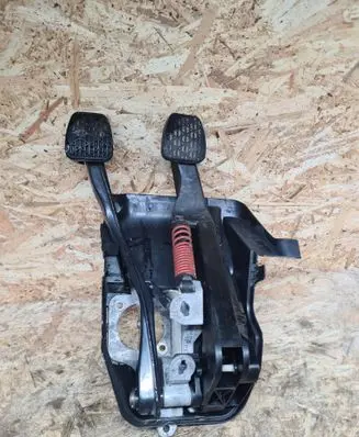 Mercedes-Benz E W211 Clutch pedal 2112910301 A2112900112 A2112910301