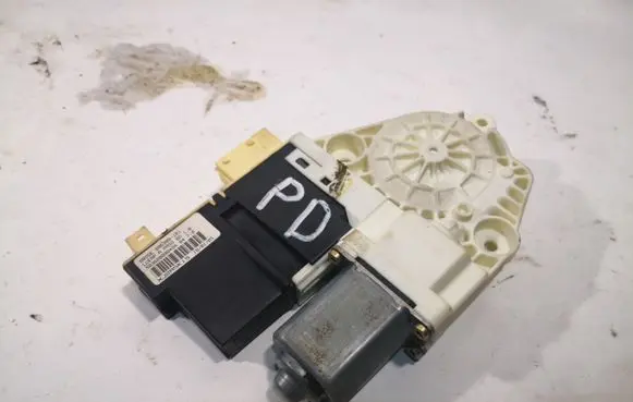 Citroen C4 I Front door window regulator motor 996388101