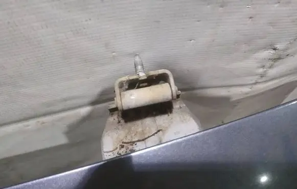 Peugeot 307 Tailgate/trunk/boot hinge 
