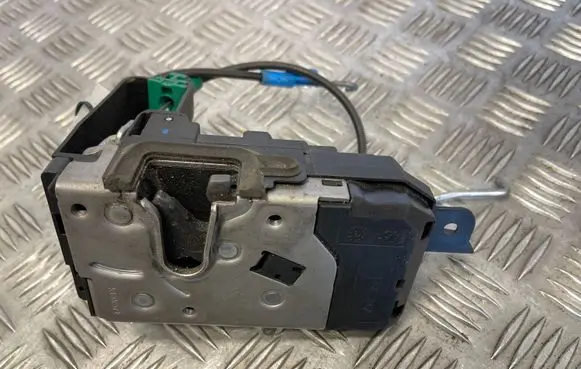 Opel Zafira B Front door lock 17220368
