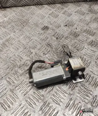 Volvo XC90 Seat adjustment motor 0390203219