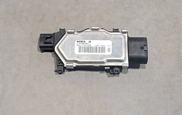 Mercedes-Benz B W246 W242 Fan control module 1137328656