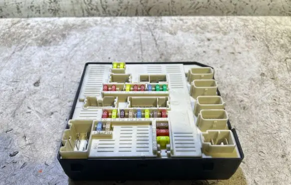 Renault Megane III Fuse module 284B60008R 519339311 8229501521