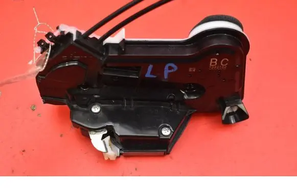 Toyota Yaris Front door lock