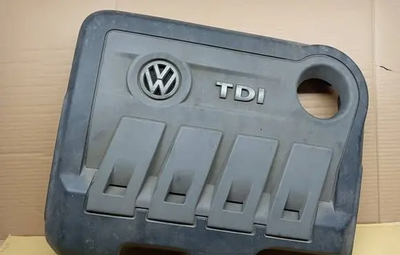 Volkswagen PASSAT B7 Engine cover (trim) 03L103925R