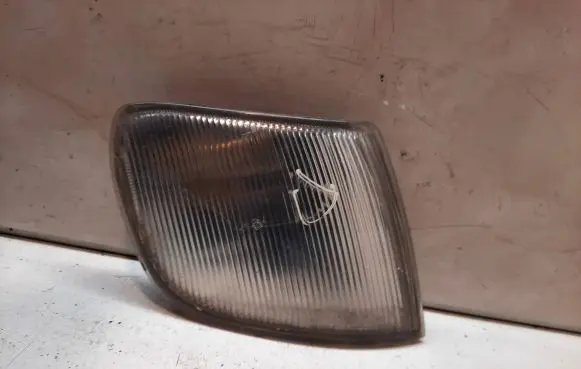 Volkswagen PASSAT B4 Front reflector 185101B