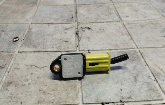 Toyota Auris 150 Airbag deployment crash/impact sensor 8983102060