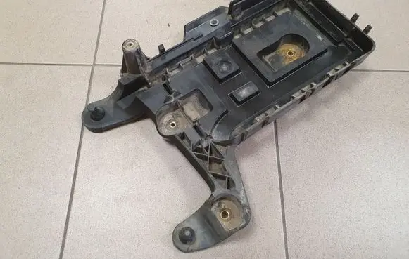 Volkswagen PASSAT B6 Battery tray 1K0915333C