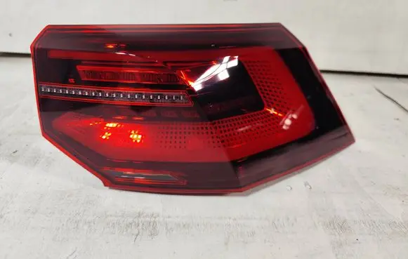 Volkswagen Golf VIII Rear/tail lights 5H0945208A 81990201