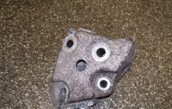 Peugeot 407 Engine mounting bracket 9645030780