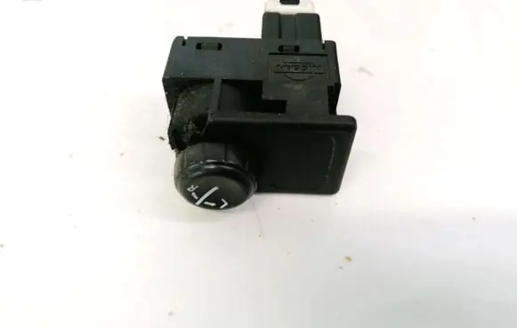 Nissan Almera N16 Wing mirror switch