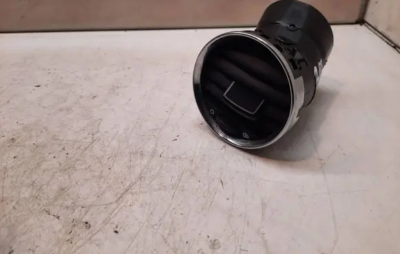 Peugeot 308 Dash center air vent grill Y05201