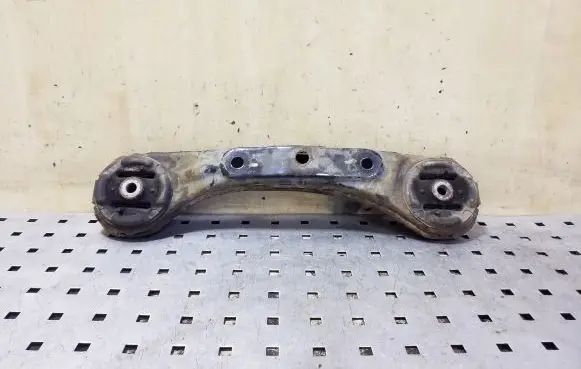 Honda CR-V Rear differential/diff mount bracket 