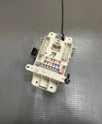 Toyota RAV 4 (XA20) Fuse module 8198050030 0665004651